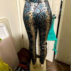 New with tag snake like velour leggings stretchy size med